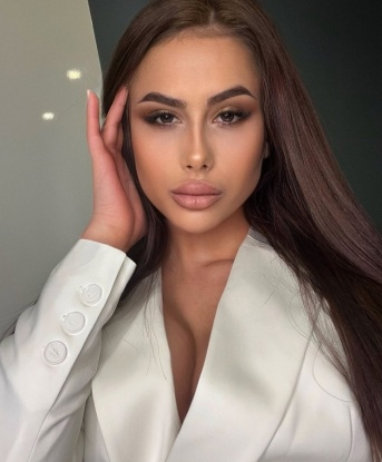 Нежная и страстная милашка с ослепительной улыбкой готова побаловать тебя своими ласками и горячим телом. Приглашаю встретиться для незабываемого времяпрепровождения. Я жду именно тебя. Позвони и узнаешь, что такое настоящее блаженство! 812, 23 года